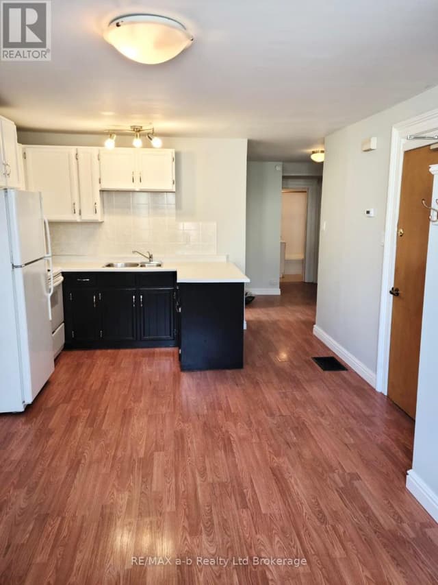 3 - 26 Stanley St.